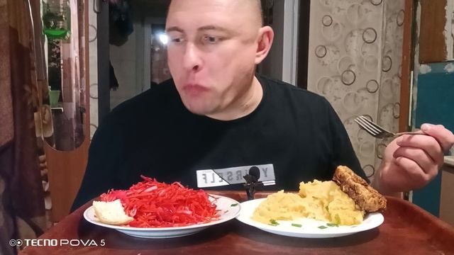 мукбанг/обжор/гороховая пюре с котлетами,капустный салат/ смотреть онлайн