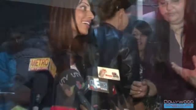 Bipasha Basu in White Mini Skirt real Hot!! смотреть онлайн