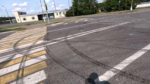 Подъехали на фэтбайке к КПП на территорию Москва-Технополис.Спрашиваю можно ли проехать? смотреть онлайн