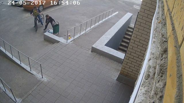 Тамбов. Агапкина/Глазкова. Малолетний дебил высыпал мусорку и сбежал