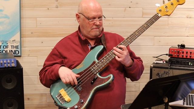 Real Bass Lessons 204 - R&B Groove in Db Minor смотреть онлайн