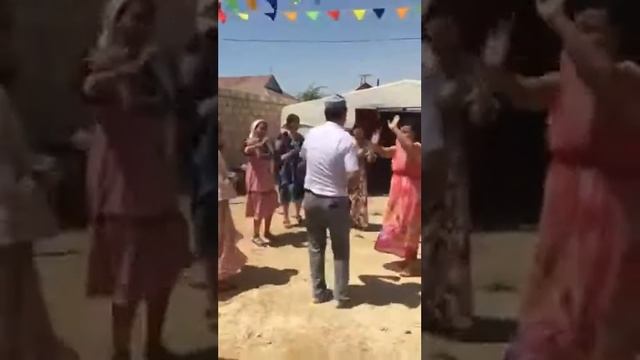 Ну и что, что 40- градусов в тени. А мы танцуем на солнцепёке смотреть онлайн