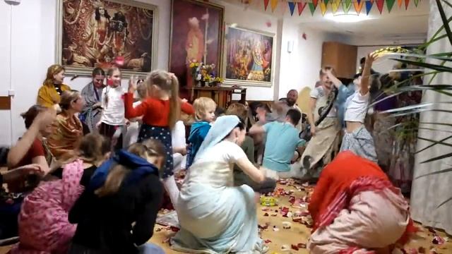 Брахмотсава Шри Шри Нитай Шачисуты 2018. "Уборка" после Маха-абхишеки смотреть онлайн