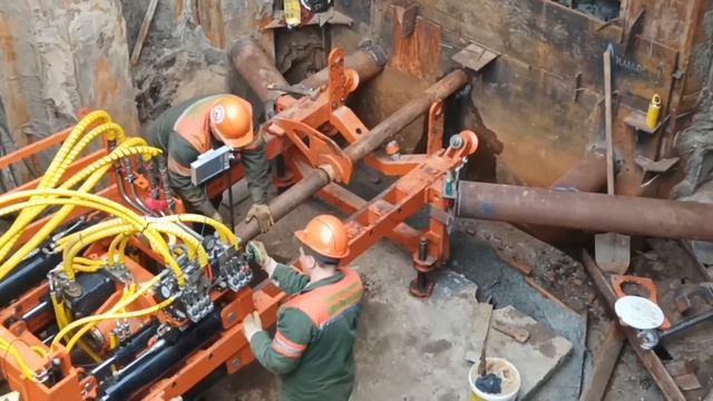 МНБШ-600 в водонасыщенных грунтах, песок с камнями. Лазерная система контроля бурения СЛК-01. смотреть онлайн