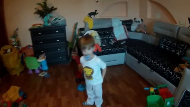 Аким выстроил в ряд машинки. Игры с машинками. Гонки. Детский канал смотреть онлайн