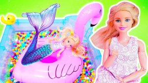 Барби делает для Челси бассейн с шариками 🎈