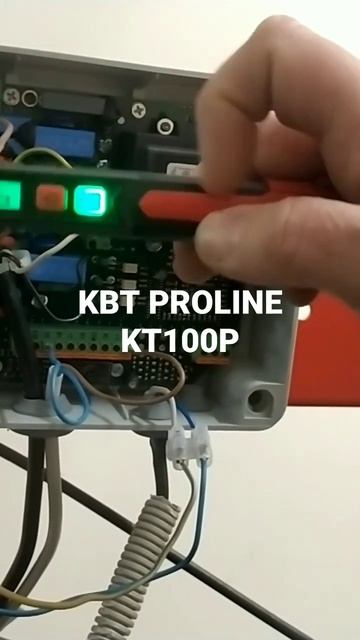 Определение чередования фаз при помощи бесконтактного индикатора KT100P смотреть онлайн