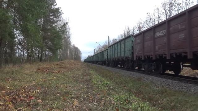 Магистральный двухсекционный электровоз переменного тока ВЛ80С-602 с составом из полувагонов. смотреть онлайн