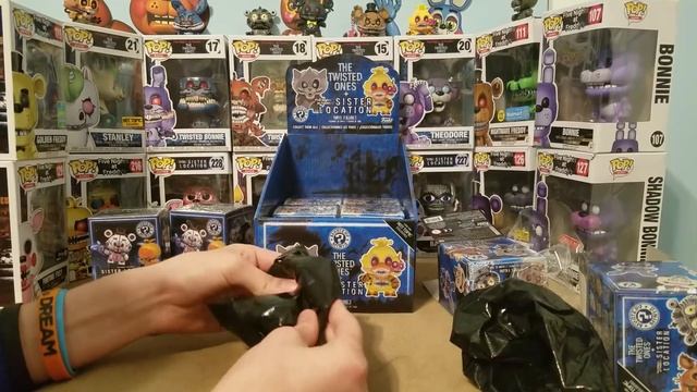 The Twisted Ones FNAF Mystery Minis Exclusive Hot Topic Unboxing Five Nights At Froakies Challenge смотреть онлайн