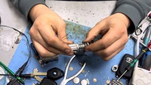 Разбираем личинку двери Mercedes W164