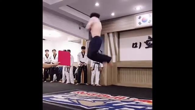 САМЫЕ МОЩНЫЕ НОГИ, САМЫЙ ОПАСНЫЙ КОРЕЕЦ Shin Min Cheol ВЫРУБИТ С ОДНОГО УДАРА смотреть онлайн