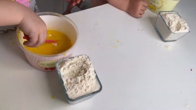 приготовление домашнего пластилина, девочки все вам покажут и раскажут. смотреть онлайн