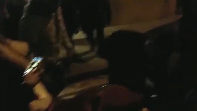 Pol Espargaró de fiesta, firmando la moto de Berta (Brillantitos) смотреть онлайн