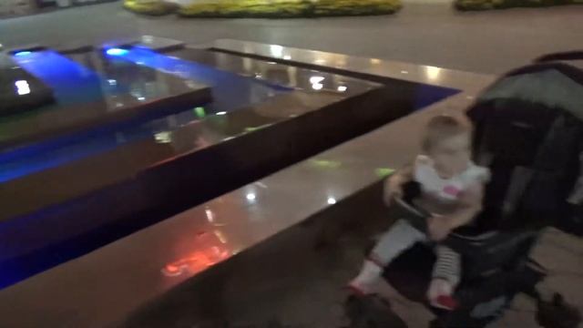 Прогулка по ТЦ Мега смотреть онлайн
