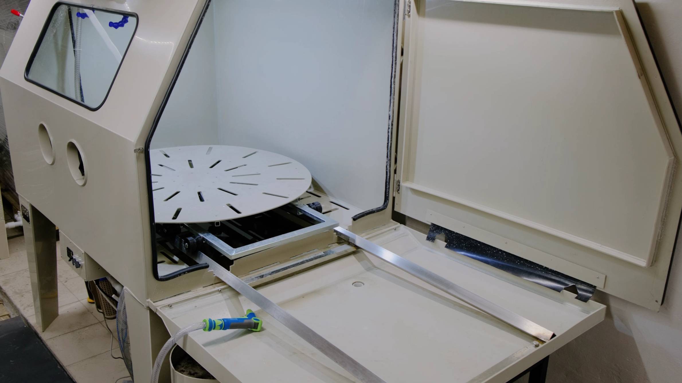 Безкомпрессорная Камера для аквабластинга BGS 1500PRO  с поворотным столом до 300 кг