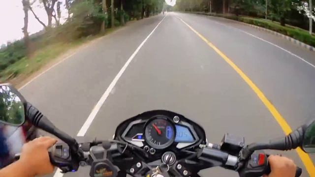 High Speed Overtake @105 Km/hr on Bajaj Pulsar NS200 | Clutching Gears | MotoVlog | смотреть онлайн