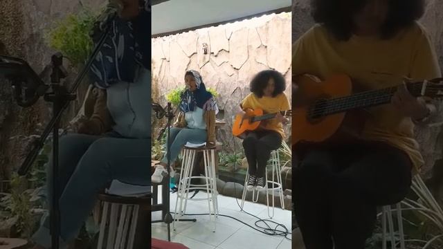 "Man Upon the Hill by Stars and Rabbit" Cover Jojo & La Vie Live at Acibara Coffee смотреть онлайн