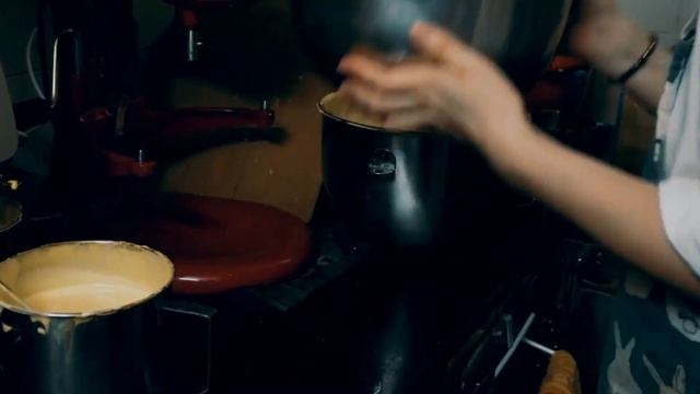 Starbucks vs Egg Coffee 1$ Yumurtalı kahve Vietnam Giang cafe смотреть онлайн