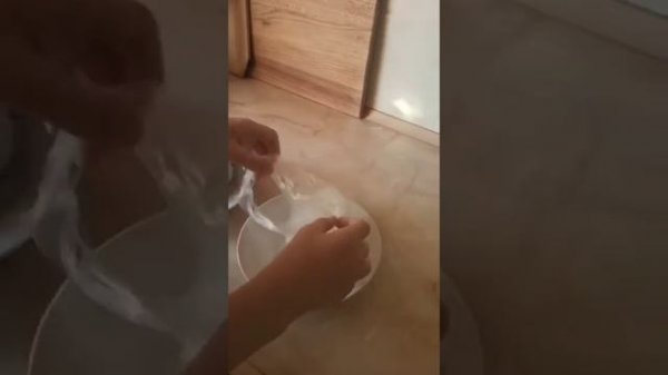 воздух- плохой теплопроводник.