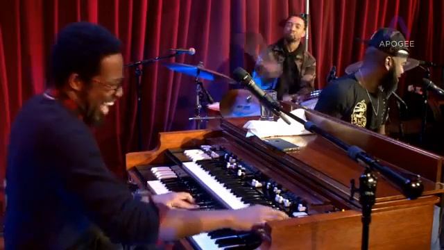 B. Slade joins Cory Henry and Taron Lockett singing and playing Tonex's "Coming Soon" смотреть онлайн