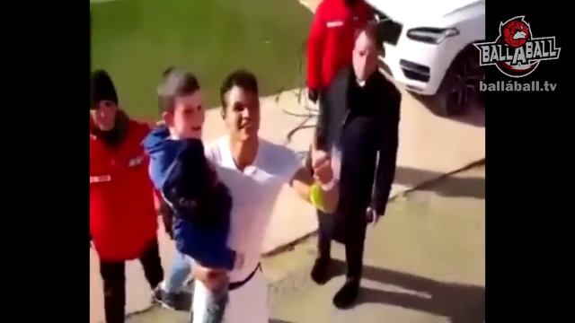 Поступок Тиаго Силвы достойный уважения!!!! Тиаго Силва и маленький фанат!!! смотреть онлайн