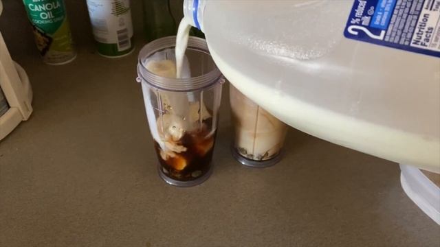 BANANA COFFEE SMOOTHIE | Sweet dessert and drink mixed into one! смотреть онлайн