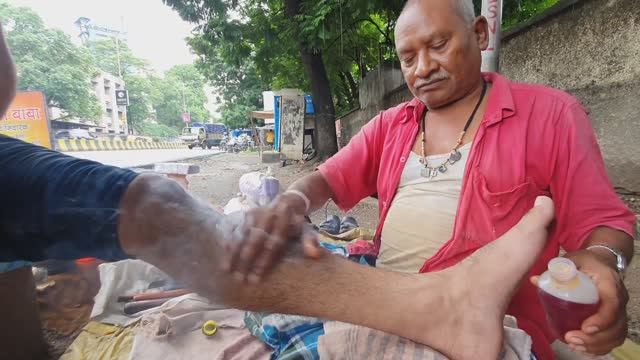 Духовная терапия массажа стоп от Лал Бабы. Индийский массаж. ASMR смотреть онлайн