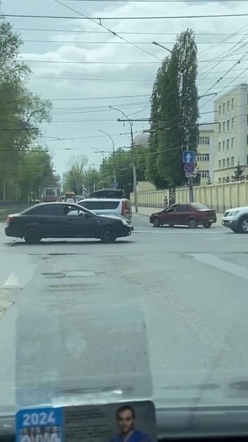 Улицы Саратова на авто: Перекресток улиц Астраханской и Кутякова/25.04.24 12:43 смотреть онлайн