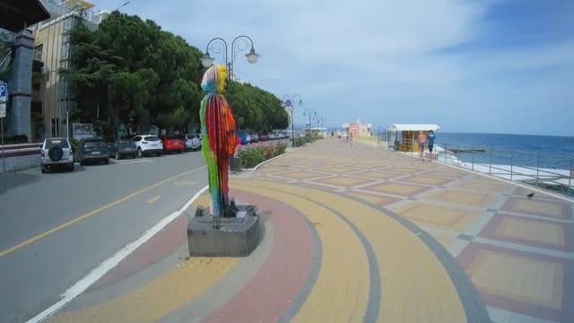 Как выглядит Набережная Алушты в начале лета. Крым смотреть онлайн