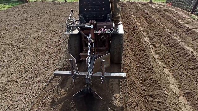 Борозды под картошку самодельным минитрактором | Furrows Under Potatoes With A Homemade Minitractor