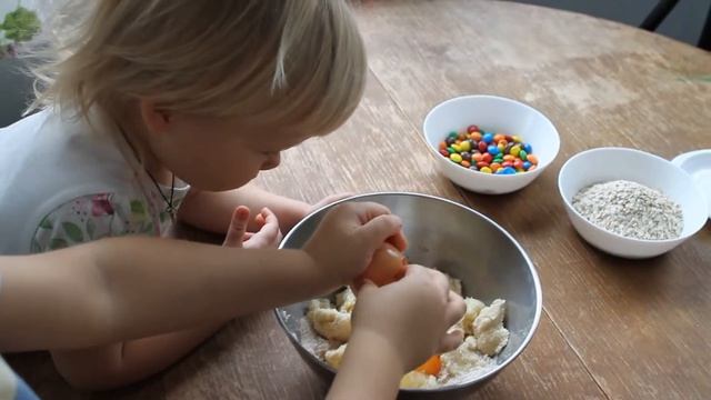 Дитинство - це спекти з мамою смачне вівсяне печиво з M&M's смотреть онлайн