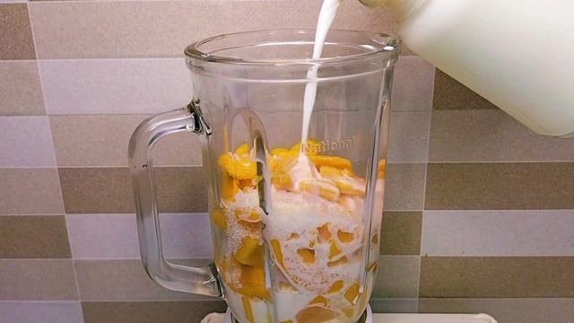 Thick & Tasty Mango Milkshake Recipe | Rich & Creamy Mango Milkshake | Commercial Mango Juice смотреть онлайн