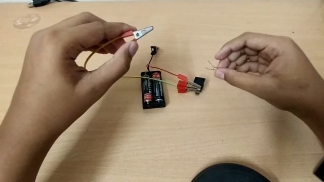 How to turn on a LED bulb with two 1.5v batteries. смотреть онлайн