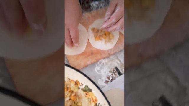 КАК ЛЕПИТЬ МАНТЫ смотреть онлайн