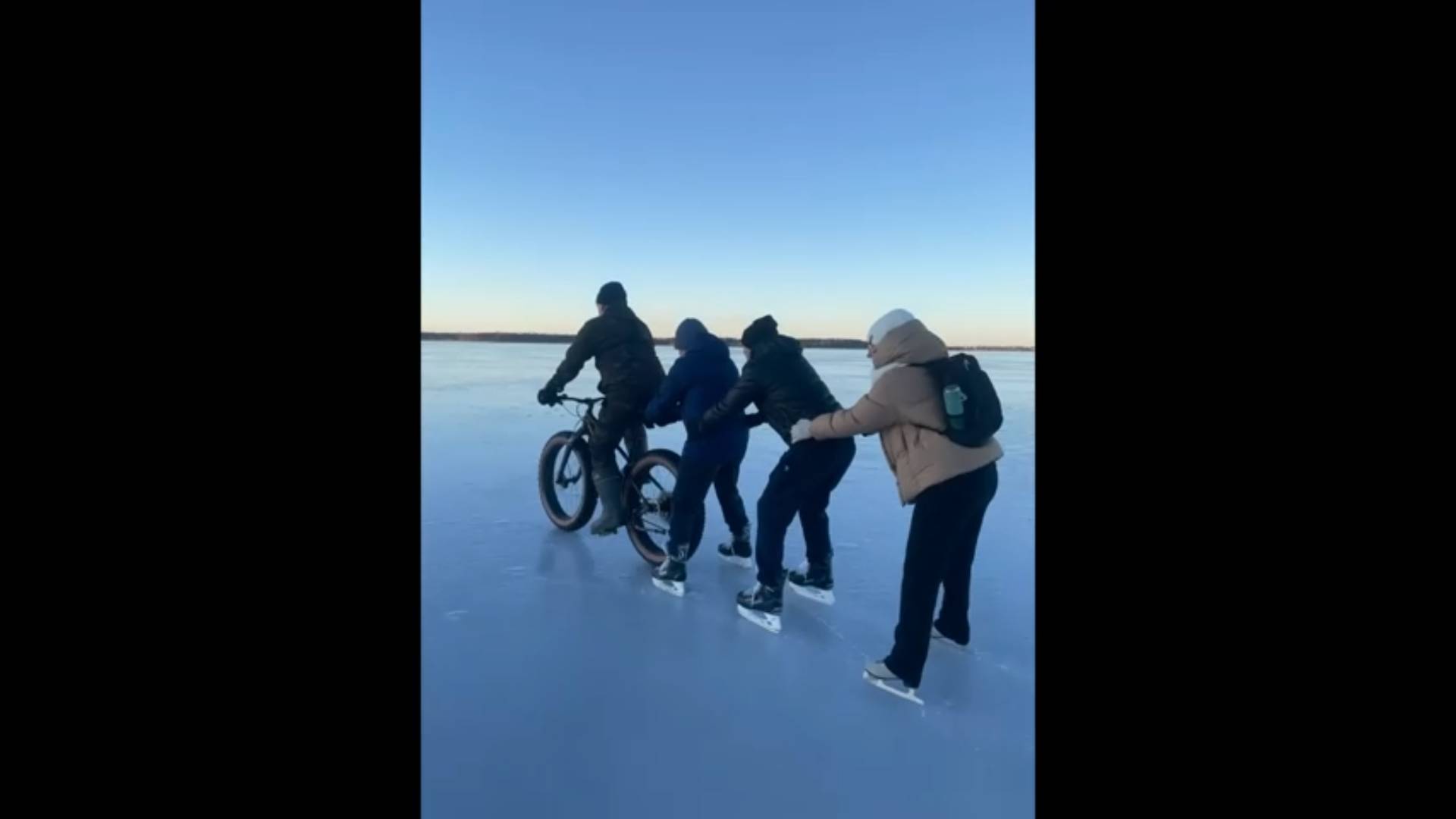 Покатушка по тонкому льду на фэтбайке.То что осталось за кадром.Механизированная Бригада в действии. смотреть онлайн