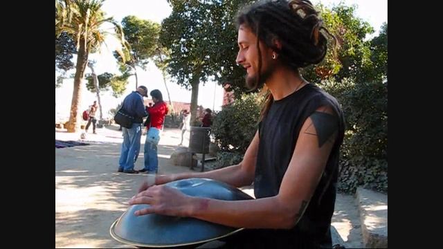 Daniel Waples and Kevin El Poeta. Kalinka Malinka in Park Guell смотреть онлайн