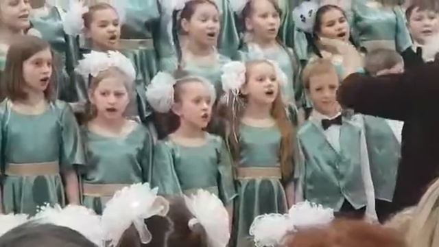 Выступаю с 2-3-4-5 классами по хору. смотреть онлайн