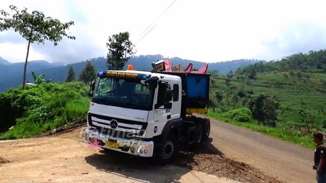 Bermanuver di jalur sempit..! pt chas truck Volvo fm380, karaha bodas tasikmalaya смотреть онлайн
