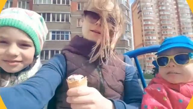 Небо, солнце, ветер и мороженка - детки на прогулке смотреть онлайн