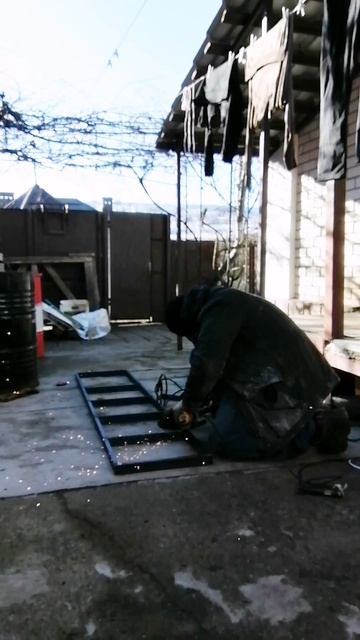 Сварные работы по изготовлению полки для книг. Ч2. смотреть онлайн