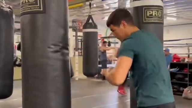 KO artist Dmitriy Bivol bare hands heavybag work in camp for Canelo | esnews boxing смотреть онлайн
