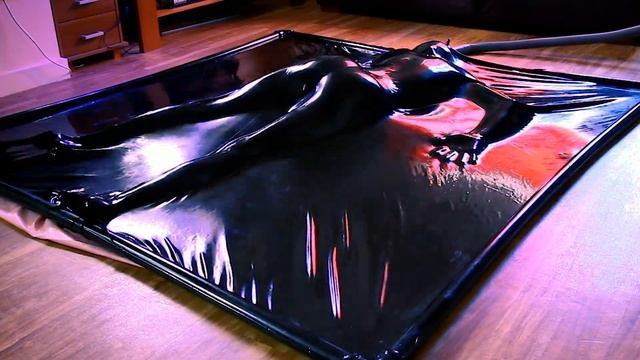 Getting Vacuum Packed Inside A Latex Vacbed смотреть онлайн