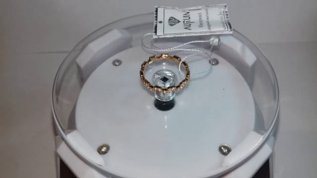 Золотое кольо с фианитами смотреть онлайн