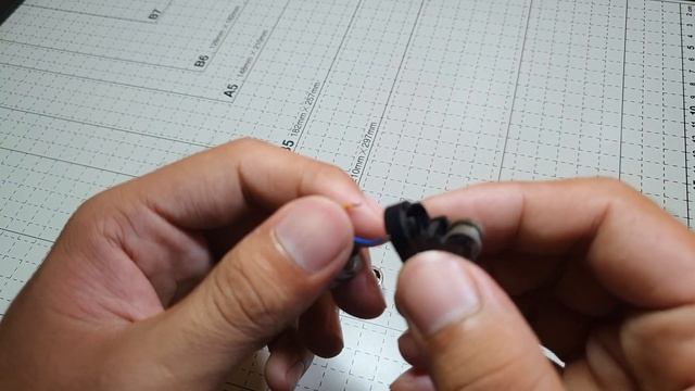 Chế tạo chiếc đèn pin mini từ bật lửa bỏ đi - How to make a mini led . смотреть онлайн