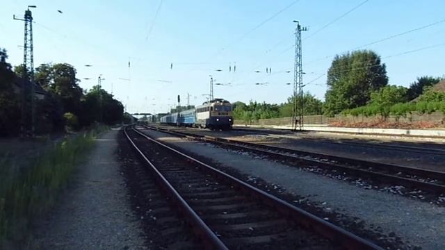 432 248 különvonattal Tatán смотреть онлайн