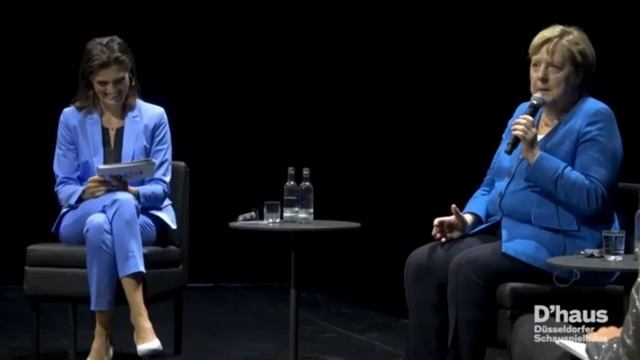 Chimamanda Ngozi Adichie at the Humboldt Forum-Asked for the Siemens Power Project in Nigeria смотреть онлайн