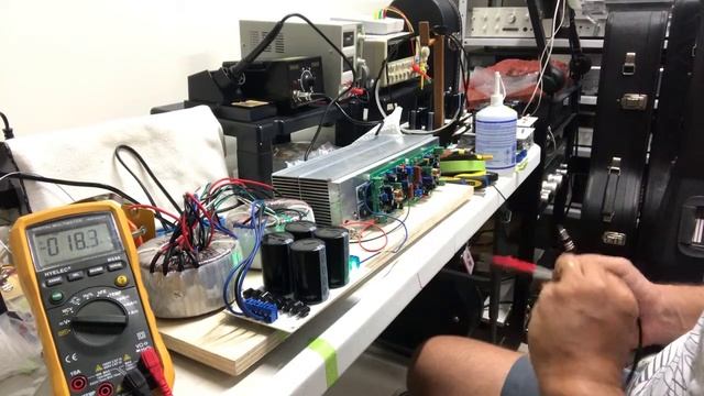 7 - Regulagem de BIAS Zeramento tensão de saída e tensão resistor BYPASS смотреть онлайн