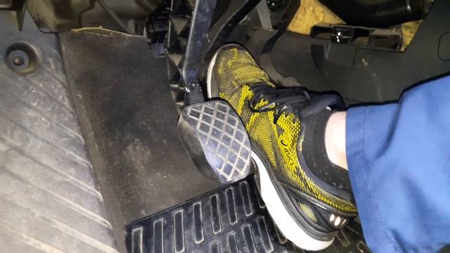 Audi A4 B6 1.9tdi 2003 - Soft/sinking brake pedal with engine running only. What may cause this? смотреть онлайн
