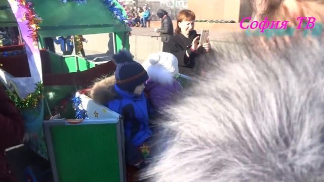 София гуляет на площади смотреть онлайн