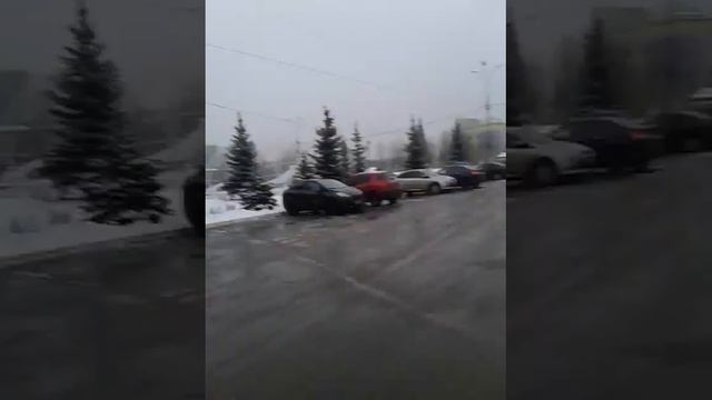 Снова чиновники администрации Одинцовского округа превратили пешеходную зону в личную парковку! смотреть онлайн